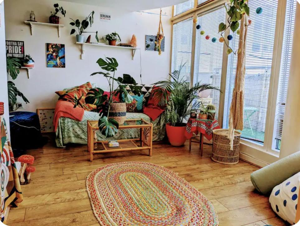 Colourful En-suite In A Penthouse On The Docks!
