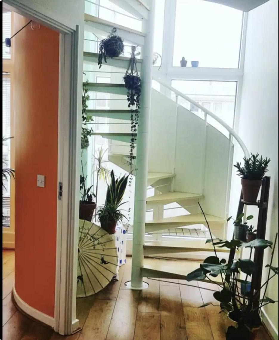 Colourful En-suite In A Penthouse On The Docks! Homestay Liverpool